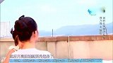李小璐抱着甜馨看夕阳，母女俩一起互动超有爱