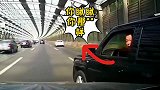 嚣张的黑车司机，强行加塞还路怒，还以为后车不敢撞他了