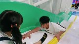 哥哥和爸爸假装从滑梯中跌落，妹妹的反应着实让爸爸有点寒心