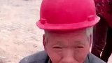 农民工去买盒饭，老板不忍心收钱