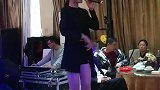 姑娘翻唱《沙漠骆驼》，歌美人更美，大长腿太吸睛！