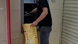 男子取200块拿麻袋装，劫匪看了都沉默