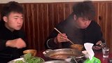 小伙玩手机太着迷，把纸吃了都不知道！