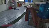 妹子驾驶轮船在河道行驶，技术真棒