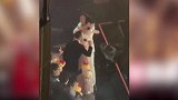 暖心何炅穿过人群跑向谢娜拥抱转圈，为神仙友谊