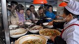 为何学校食堂宁愿倒掉饭菜，也不给学生多打？食堂阿姨：身不由己