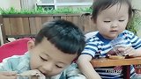 哥哥玩手机不吃饭，妹妹一声令下，哥哥就乖乖吃饭，真是太听话了