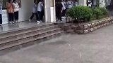 少年冲进大雨中跳街舞，什么都觉得尴尬只会错过很多美好