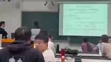 两位同学冲上讲台激烈讨论
