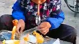 儿时的吹糖人手艺，想吃什么味道，全看大娘中午吃了啥