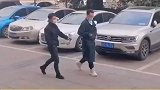 反光锥表示很无辜，干嘛来踢我啊