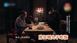 陈飞宇在家里跪着吃饭，妈妈心疼到上手喂饭，网友：家教太严！