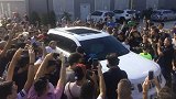 意甲-1718赛季-球迷下树多可怕?尤文球迷高歌迎接紫贝贝 摄像大哥被挤到三米外-专题