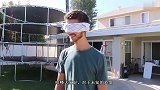未知游戏“蒙眼走路”！光脚能踩到什么东西？一脚下去意外了！