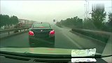 师傅被无牌路怒车拦截，小伙下车就开砸，还有人全程录像