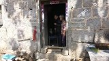 想当年父母之命，再漂亮的女人嫁入这样的家庭，也只有听天由命了