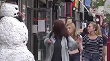 街上惊现会动的雪人，美女被吓得大叫起来