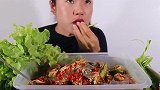 泰国美女生吃苦瓜，凉拌生菜夹活虾，网友是个狠人