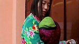 孩子生病，寡妇借三千给乞丐500，18年后回报让人眼都红了