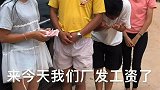 大家出门在外都不容易，遇到有难处的，我们能帮就帮吧