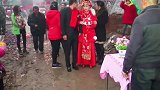 湖南帅哥迎亲，新娘像花儿一样漂亮，盖上凤冠，出门了