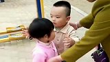 儿子公园里看上的小女孩，下一幕才知道，原来是想“图谋不轨”
