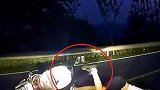 夜间突遭“飞来横祸”，摩托车毫不减速，撞得人车分离！