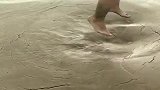 在黄河滩上这么蹦跶，小伙子的胆子是真的大！
