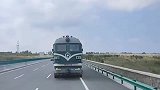 究竟是火车出了轨，还是轨道变了心，跑到公路上来撒野！