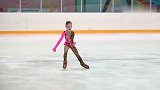 小萝莉穿上滑冰鞋，一秒变身野性小猎豹，这是从娘胎里就会滑冰吗