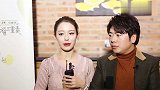 吉娜穿粉色羽毛长裙大秀天鹅颈，微微一笑尽显甜美气质
