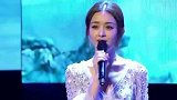 赵丽颖32岁庆生照曝光穿黑色西装酷劲足双手合十许愿对镜浅笑