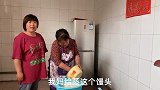 曼子和妈妈蒸了一大锅馍，有花卷有馒头个个又白又胖，真有食欲
