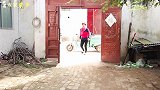 小朱睡到半晌午，妈妈让小朱去地里撒化肥，小朱却让妈妈去找小雪
