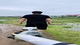 就这大喇叭，最低80分贝，小哥拖鞋都被吓掉！
