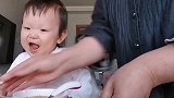 小宝宝太搞笑了，一看到吃的来了，立马尖叫起来，小表情笑死人了