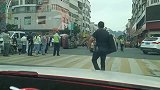 装载机就应该禁止上路，铲倒轿车，损失大了
