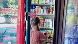 萌娃帮妈妈摆货架，真的好可爱呀