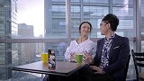大鹏和美女在咖啡厅续杯，拿出的容器一个比一个狠