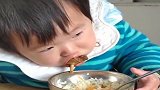 宝宝吃饭打瞌睡，下一秒举动，你们忍住别笑！