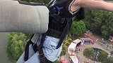 蹦极台上一位高颜值小姐姐，看到她跳下去的那一幕，我心动了！