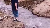 小孩跳水过河，有惊喜发生