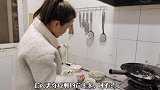酒瘾太大一天不喝就难受，吃面条喝白酒，一口一碗真过瘾！