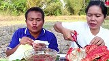 小黑真豪横，直接煮了一只大雪蟹