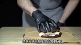 英式洞洞烤面饼，这款面饼的独特之处在于，其表面布满了小洞洞