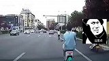 偶遇共享摩托车，与鸣笛车辆僵持中后车车主：我算佩服你了