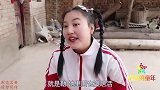 妈妈给欢欢和小小抱来一只小羊羔，萌萌的小羊宝宝真可爱