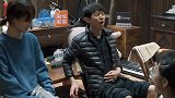 杨紫做客蘑菇屋，给妹妹张子枫洗脚按摩，张艺兴泡脚偷瞄杨紫