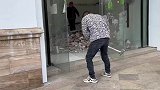 男子抡锤打不碎玻璃门，老大爷一看亲自上阵