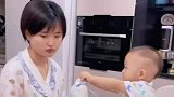 萌娃为了让妈妈安心追剧，变身小暖男喂妈妈吃饭